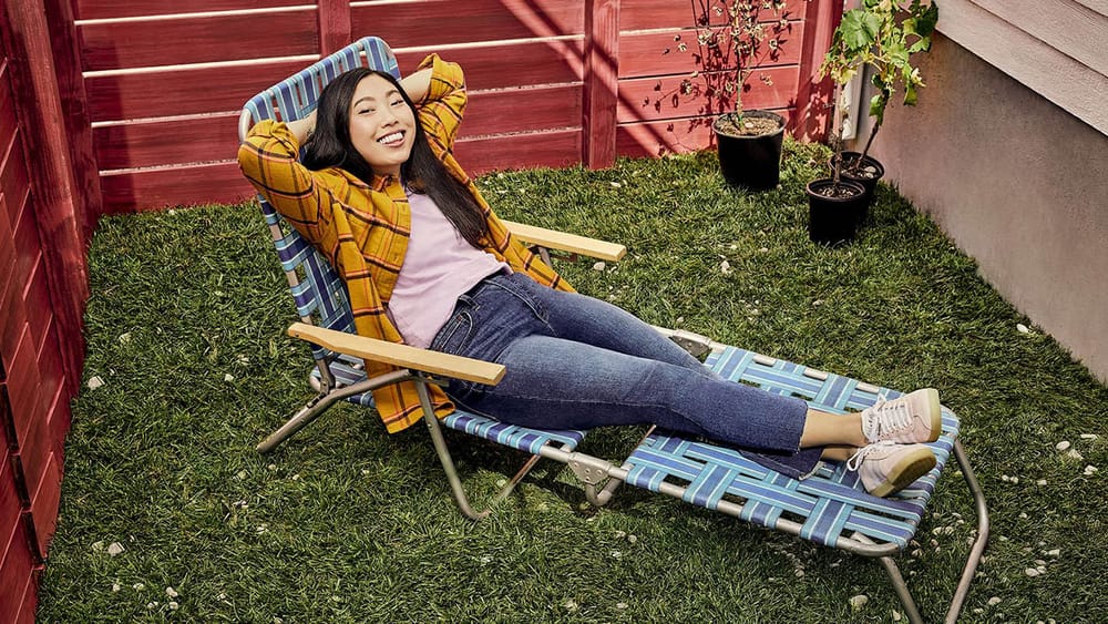 Listen to Awkwafina's Hilarious Guest Announcements on the 7 Train(01)